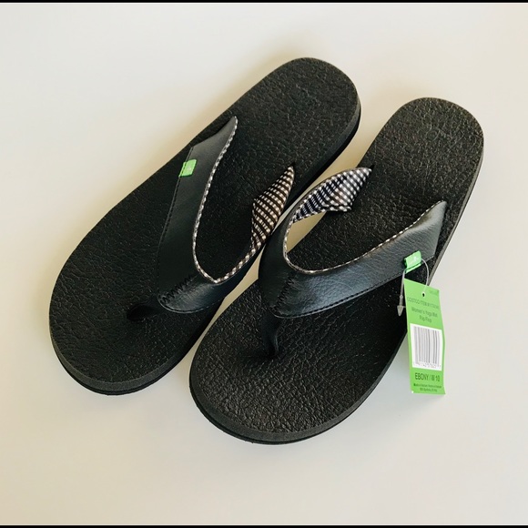 sanuk black flip flops
